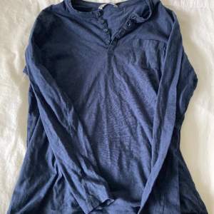 Marinblå långärmad tröja med knappar❤️ Helt oanvänd