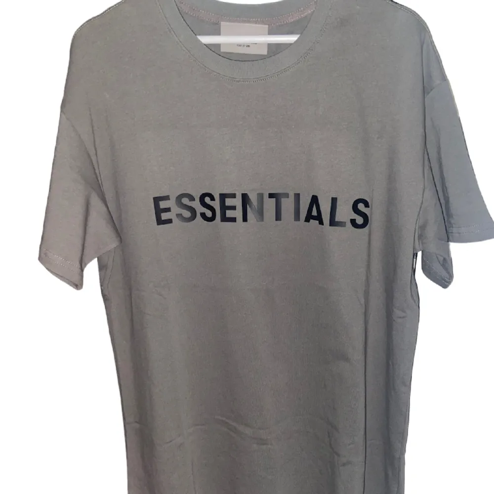 Essentials T-shirt i storlek S men är oversized så passar M också. Nyskick. T-shirts.