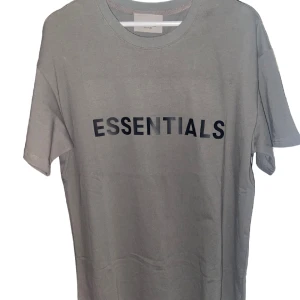 ESSENTIALS t-shirt - Essentials T-shirt i storlek S men är oversized så passar M också. Nyskick
