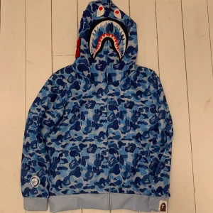 Bape Hoodie blå - Oanvänd bape hoodie. Passar inte mig och därför jag säljer. Passar storlek S