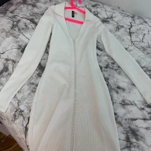 vit kortärmad klänning - vi kortärmad klänning sitter super fint på