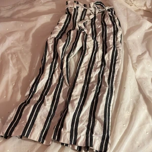 Korta linnebyxor  - Randiga ankel linnebyxor med gråa ränder & bälte. Är runt 160 o är på anklarna på mig