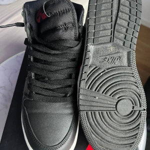 Nike Air Jordan 1 Retro High OG (GS) - Sparsamt använda. Skriv om ni önskar få med kartongen eller inte.
