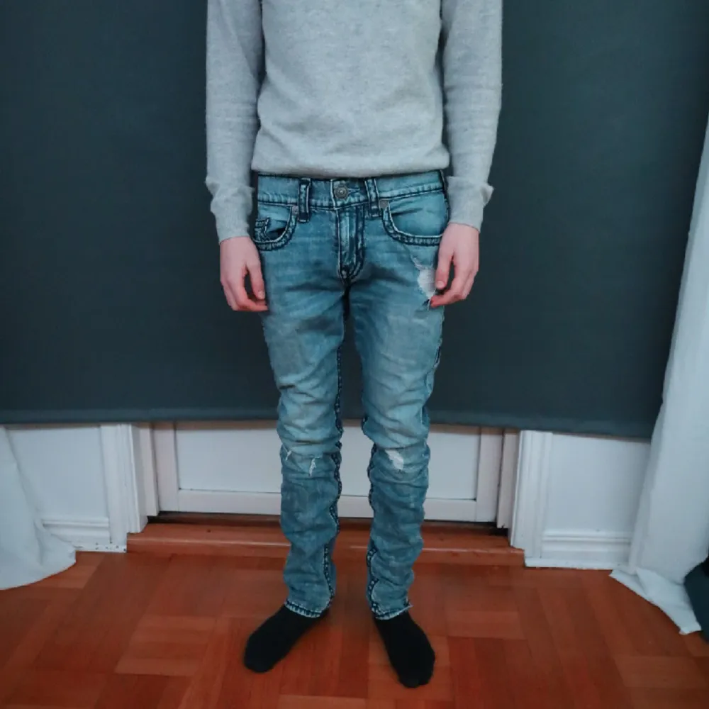 True Religion rocco jeans Nypris: 1500kr Condition 9/10 Storlek: 29 Knappt använda! Pris kan diskuteras!. Farkut & Housut.