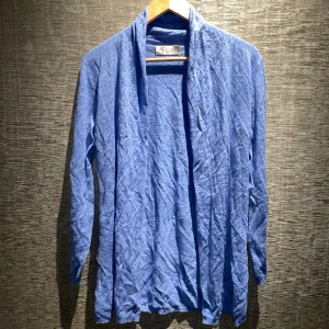 Kofta | Lotti P - En jättefin ljusblå Kashmir kofta från märket Lotti P. Jag har även en matchande ljusblå kashmir topp från Lotti P. OBS: Koftan har några små hål.    Skriv privat för mer info bilder.