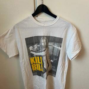 Grafisk Kill Bill t shirt i storlek XS.