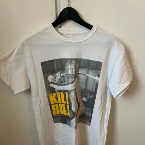 Grafisk Kill Bill t shirt i storlek XS.