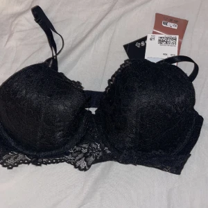 Svart spetsig bh - En helt ny bh aldrig använd lapp finns kvar. De står att de är en D kupa men är den är väldigt liten skulle passa en med c kupa nästan B kupa också !