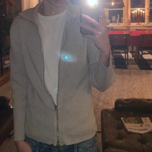 Ljung zip tröja - Svin fet zip tröja som sitter perfekt⭐️ Väldigt fint skick och använd fåtal gånger.    Storlek S.   Nypris 1 400kr,  Säljer för 570kr