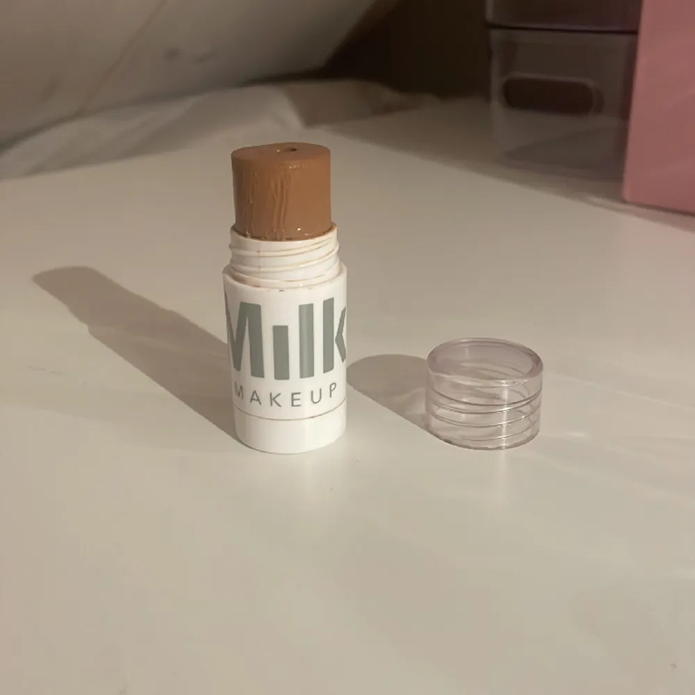 Skriv privat för frågor Alla grejer är använda förutom sol de Janeiro body misten🩷på sista bilderna ser man hur mycket som är kvar i produktern Priser 🩷 Caia sticken 60kr st sålda, Milk bronzern 110kr såld, Sol de Janeiro 160kr Milk primern är s. Asusteet.