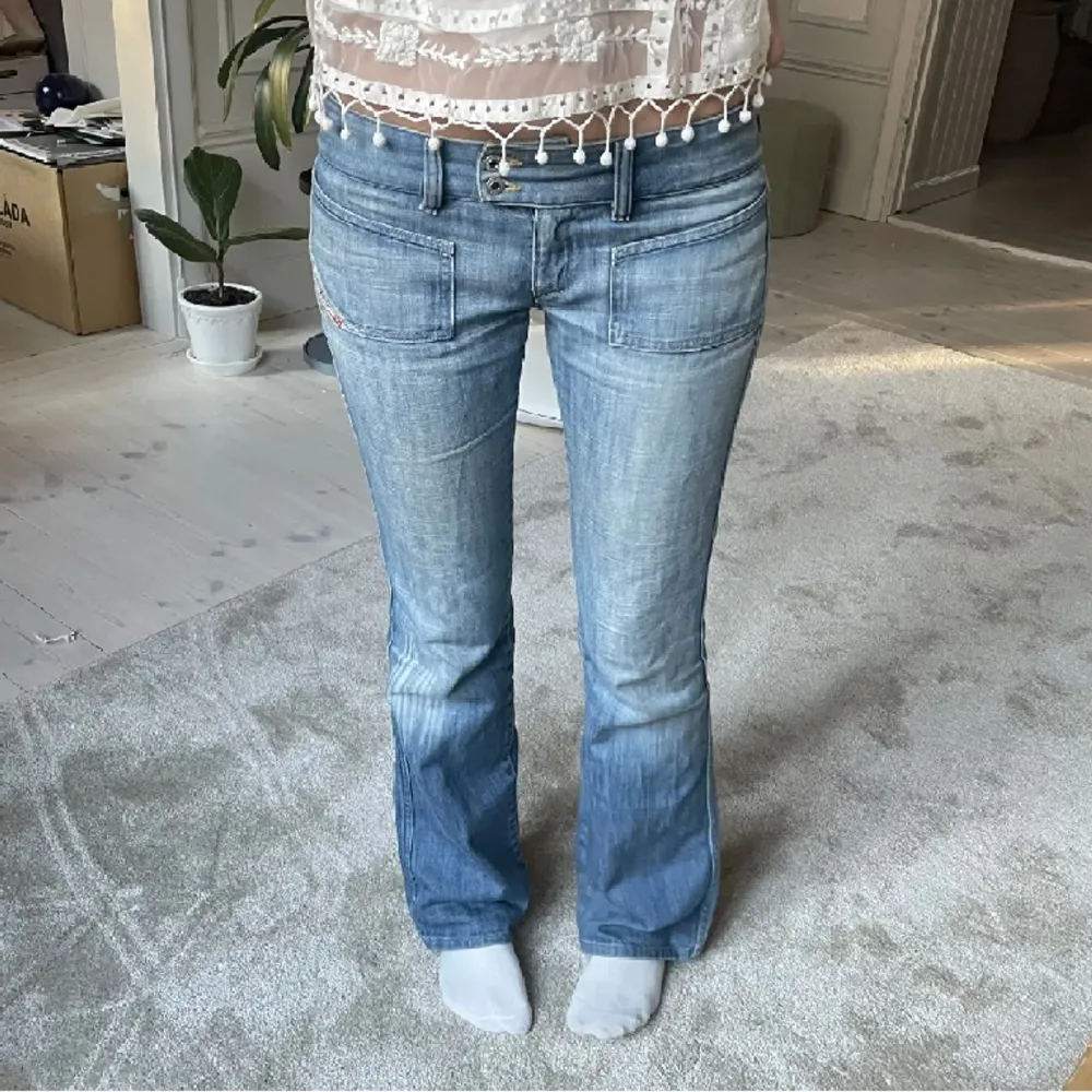 Säljer nu vidare dessa sjukt snygga Diesel Jeans i väligt bra skick💓Kommer starta en budgivning i veckan så håll utkik!!!  Midjemått: 40cm rakt över innerbenslängd: 81cm Ytterbenslängd: 99cm  Modellen på bilden är 175cm😁. Jeans & Byxor.