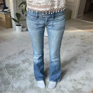 Säljer nu vidare dessa sjukt snygga Diesel Jeans i väligt bra skick💓Kommer starta en budgivning i veckan så håll utkik!!!  Midjemått: 40cm rakt över innerbenslängd: 81cm Ytterbenslängd: 99cm  Modellen på bilden är 175cm😁