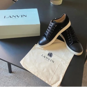 Svarta Lanvins Storlek 43 - Svarta Lanvins, kvitto och låda finns. Condition är som nya och storlek är EU 43 och UK 9. Pris kan diskuteras för smidig affär.