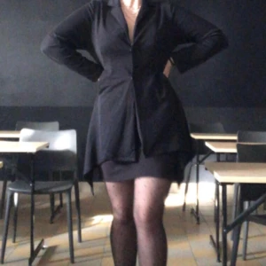 Gotisk kofta - Utsvängda och böljande sidor, två stora knappar på framsidan. Tailored i baksidan för definierande. Fickor på framsidan. Säljer pga för stor för mig.