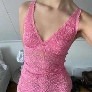 Spetslinne - jättesött rosa spetslinne i fint skick från Petite Secrets. Delvis genomskilning förutom vid kupan. 