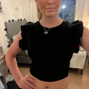 Volang topp - Superfin volang topp från zara!! Älskar armarna!