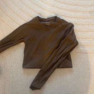 Brun ribbad träningströja - Stretchigt material