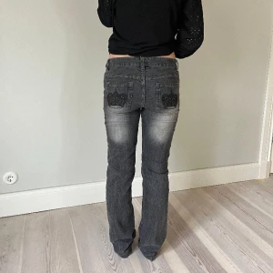 Lågmidjade jeans  - Snygga vintage jeans!💕  Midjemått( rätt över): 40cm Inerbenslängd: 78cm Lårmått ( rätt över):23cm    Köp gärna via ”KÖP NU”💖 Skriv ifall ni har några frågor eller funderingar // perfectjeans🫶