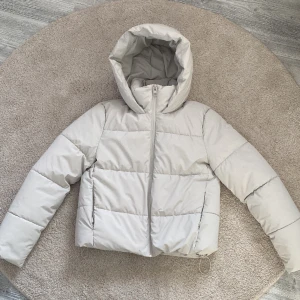 Jacka - Säljer denna jättefina cremefärgade pufferjackan från Zara i storlek S 🤍 har använts några gånger men finns inga defekter 🤍 skulle också kunna passa XS! Nypris 700, pris kan diskuteras!! Bjuder på frakten vid snabb affär!!
