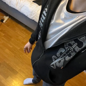 Rhinestone zip - Nästan helt oanvänd rhinestone zipup från zantiore Säljer pga av att den satt lite liten på mig Nypris: 600kr