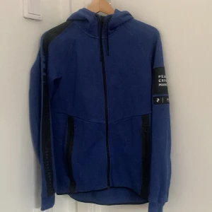Peak performance hoodie jacka S - En fin hoodie med blixtlås, 2 fickor med blixtlås. Stl S. Peak performance, köpt förra året för ca 1500:-
