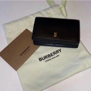 Burbbery plånbok  - Köpt i England i relativt nytt skick , kommer med dustbag. Perfekt julklapp 