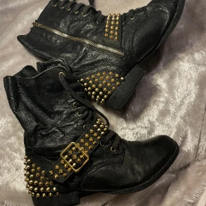 Snygga Steve Madden kängor med nitar. Strl 37 - Steve Madden kängor.  Strl 37   Lite slitna upptill inuti, se bild 2 men syns ej utanpå. 