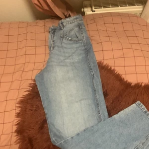 Jeans - Mom jeans använt ett par gånger nya.