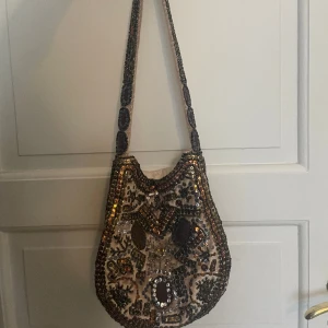 Väska  - Väska med pärlor med äkta siden. I bra skick! 