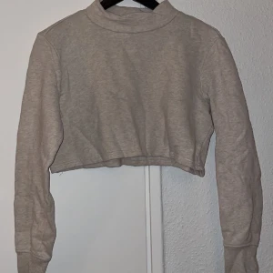 Tröja från Monki  - Säljer en kort magtröja från Monki i storlek xs knappt använda, är i nyskick