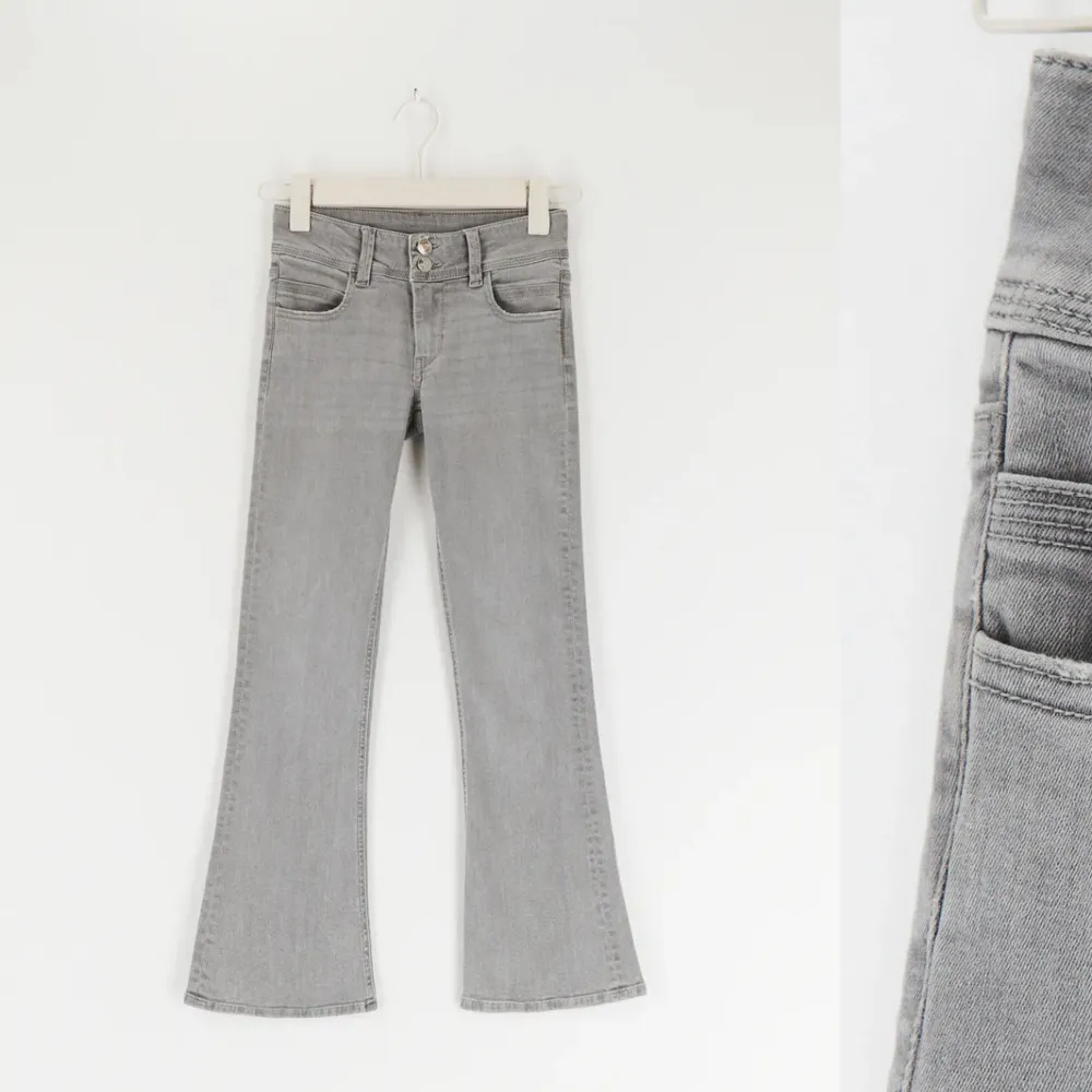 Säljer mina lågmidjade jeans från Gina Tricot ”Young”. Nypris 349kr, strl 158, köpte under sommaren men har knappt användt dom sen dess. Skriv för fler frågor💕. Jeans & Byxor.