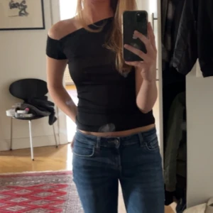 Svart topp från zara - Festoppar från zara! Älskar denna så himla fin och passar till allt. Den är asymetrisk och i skönt stretchigt material❤️ skriv för frågor eller fler bilder!