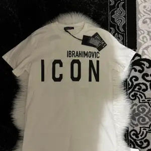 Hejsan, jag säljer en Dsquared2 T-shirt. T-shirten är ny och oanvänd. T-shirten är storlek S men passar även storlek M. Vid frågor eller fler bilder skriv gärna privat. 