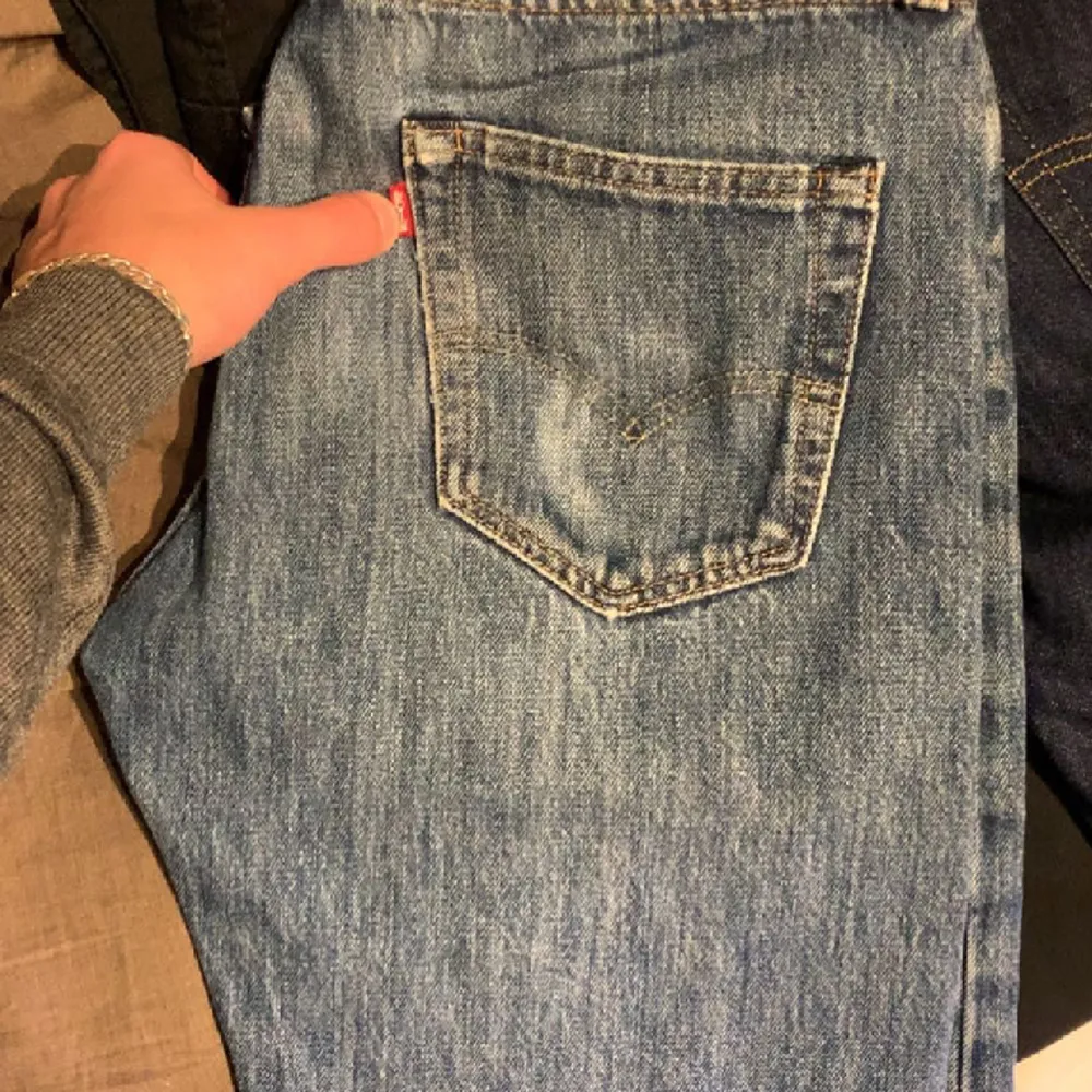 Säljer min Levis jeans då de är små . Jeans & Byxor.