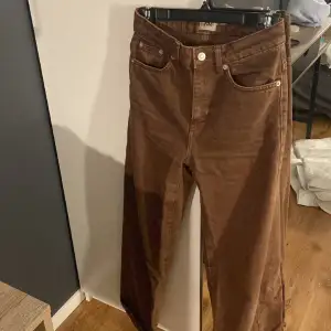 bruna, visa jeans ifrån bikbok✊ midwaist