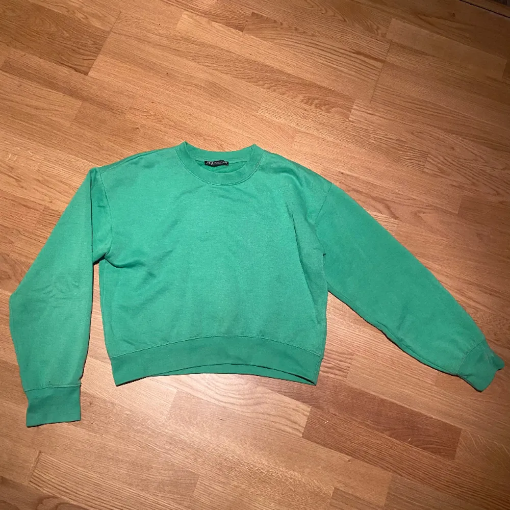 Intressekoll på denna gröna tröjan från Zara då den inte kommer till användning mer💚Första bilden visar hur färgen ser ut i verkligheten. . Tröjor & Koftor.