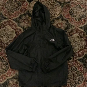 The north face jacka - säljer min regn jacka då den är för liten, Den sitter som L. extra fodring innuti, köpt för ungefär en månad sen