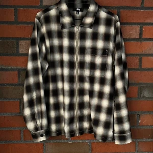 Stüssy Zip Up - Stussy Eddie Plaid Zip Shirt i väldigt bra skick, använd men har inga hål, fläckar eller liknande. Säljes för att jag inte får användning för den längre. Nypris är ca 1500kr. Bara att höra av sig vid frågor eller fler bilder 🤝🏼