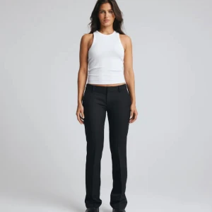 Kostymbyxor  - Vera lågmidjade kostymbyxor från bikbok med slits nertill. Väldigt små i storleken så passar xs-s bättre