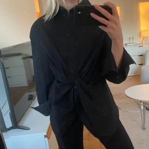 Skjorta - Lyxig och festlig skjorta, använd 1 gång🖤 Priset kan diskuteras vid snabb affär!