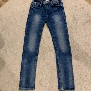 Säljer mina Lindex Jeans som är i mycket fint skick utan synliga tecken på användning. De är i storlek 164 och sitter slim. Vid minsta fråga eller fundering hör gärna av dig.💨 Mvh Jesper Mvh