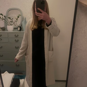 vårkappa - Säljer denna kappa då den bara hängt i garderoben sen jag köpte den! Det är alltså oanvänd! 