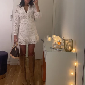 Vit klänning  - Jätte fin och bekväm vit klänning. funkar även som student klänning. Bra kvalite och bra skick.