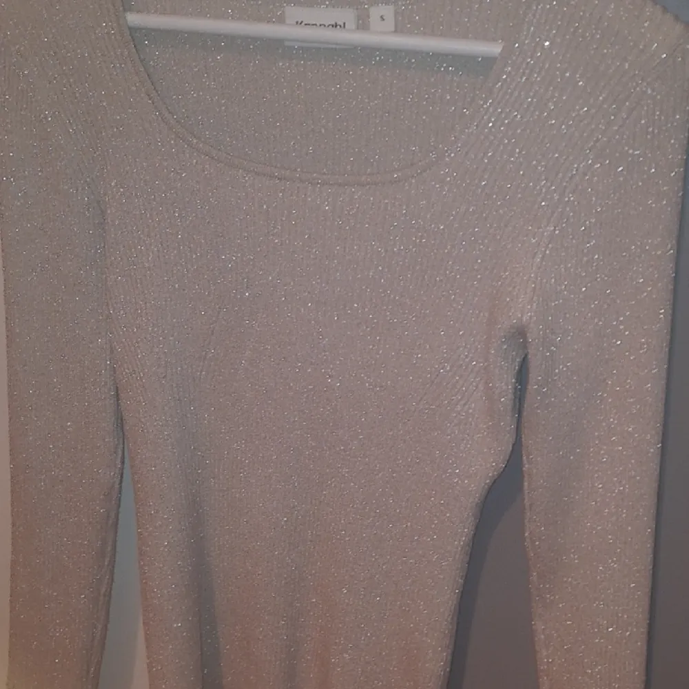 Glitter tröja från kappahl, Aldrig använt så helt ny. Köpte förra året. Väldigt fin lite sticksig 🤍. Tröjor & Koftor.