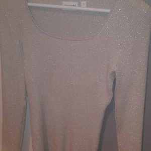Glitter tröja - Glitter tröja från kappahl, Aldrig använt så helt ny. Köpte förra året. Väldigt fin lite sticksig 🤍