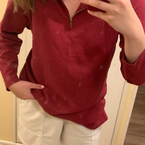 Röd tröja med dragkedja  - Oversized röd tröja.  Bekväm och så men rensar ut min garderob och den passar inte min aesthetic längre🫶