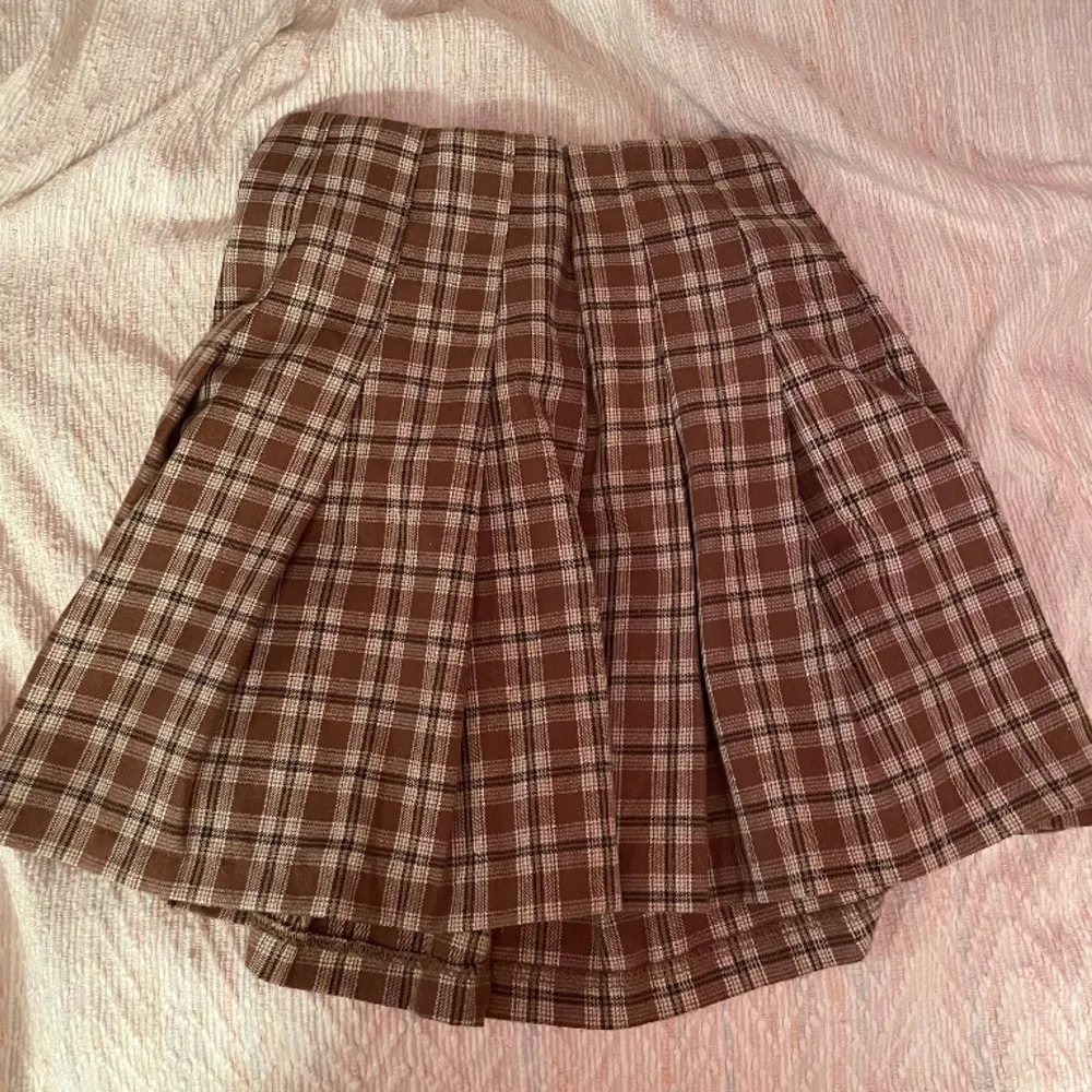 En brun kjol som kan används till gretchen i meangirls kostym.. Kjolar.