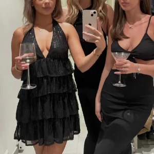 Klänning  - Säljer denna jättefina populära glitter klänningen, perfekt till nyår, aldrig använd🥰🥰