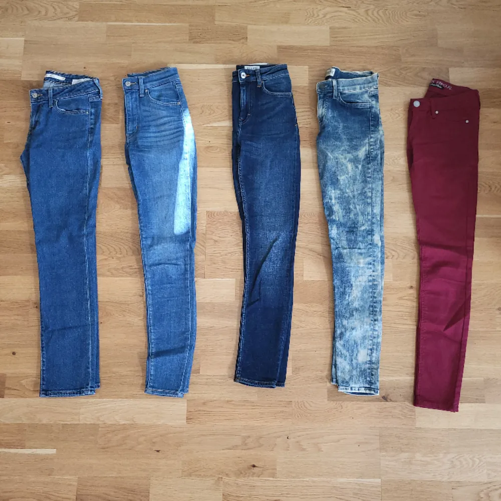 Tajta jeans i olika märken, från vänster: Levi's, Levi's, Tiger of Sweden, Wildfox, Okänt. Stretch i alla jeans, speciellt de från Wildfox som är supersköna. Perfekt skick och använda få gånger. 1 par=100 kr eller paketpris 400 kr. Storlek: W25 elr W26.  . Jeans & Byxor.