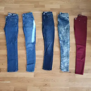 Tajta jeans i olika märken, från vänster: Levi's, Levi's, Tiger of Sweden, Wildfox, Okänt. Stretch i alla jeans, speciellt de från Wildfox som är supersköna. Perfekt skick och använda få gånger. 1 par=100 kr eller paketpris 400 kr. Storlek: W25 elr W26.  